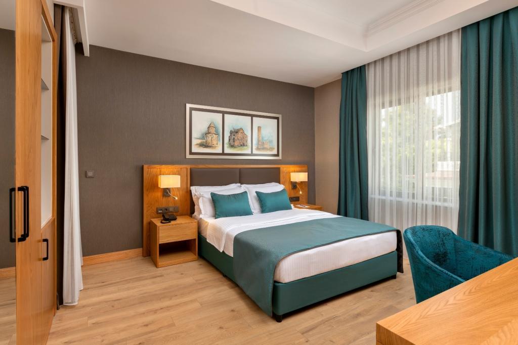 Pukka Hotel — 5