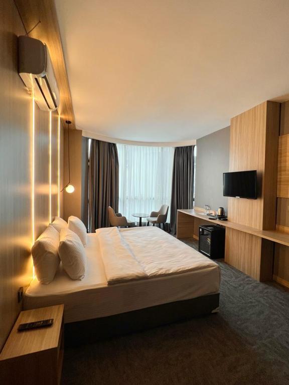 Royal Mass Airport Business Hotel — 1