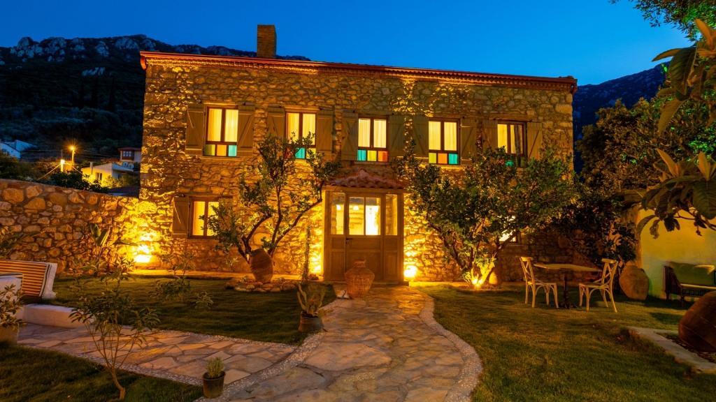 Ahırlı Konak Karaburun — 1