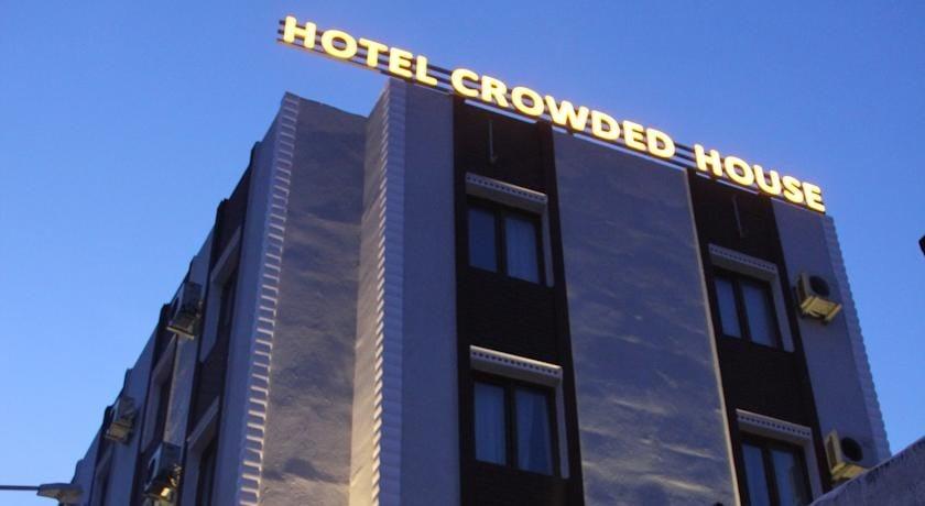 Hotel Crowded House — 1