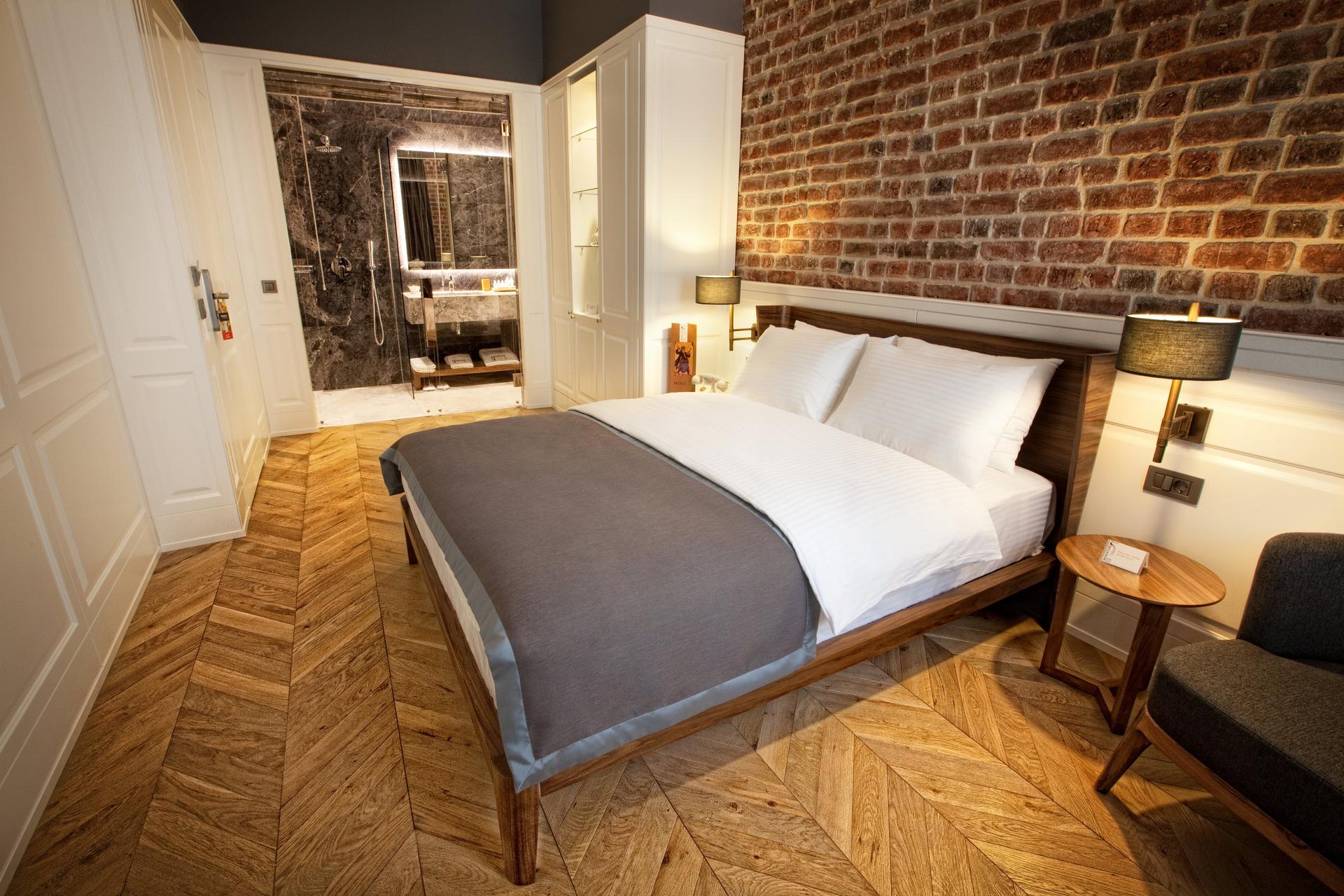 Hotel Miniature — 8