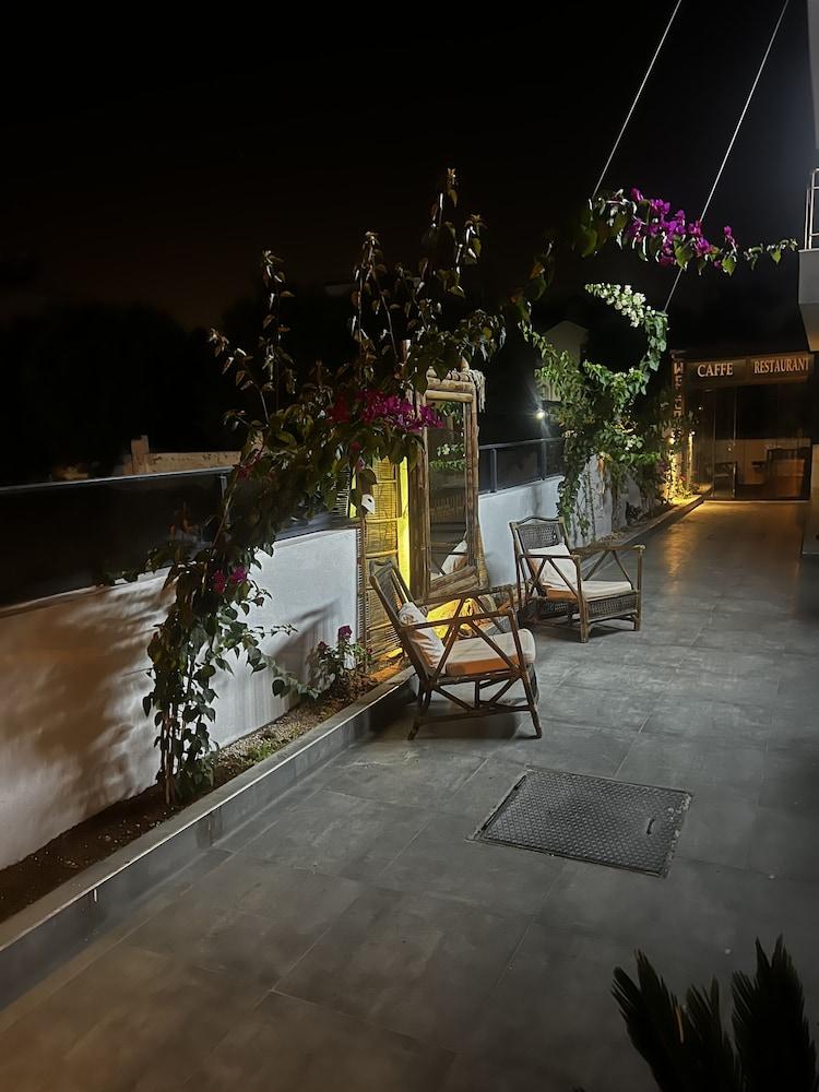 Dea Del Hotel — 1