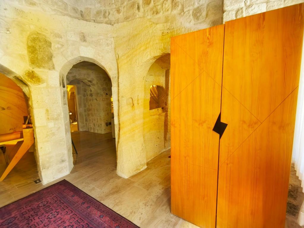 Acropolis Cave Suite — 2