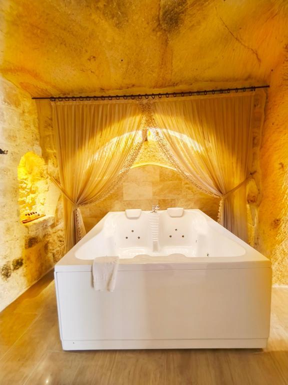 Acropolis Cave Suite — 4