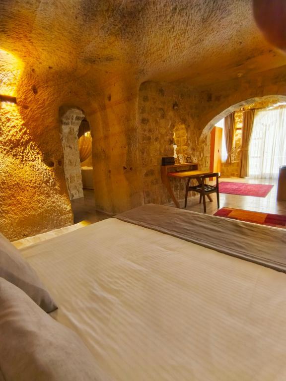 Acropolis Cave Suite — 5