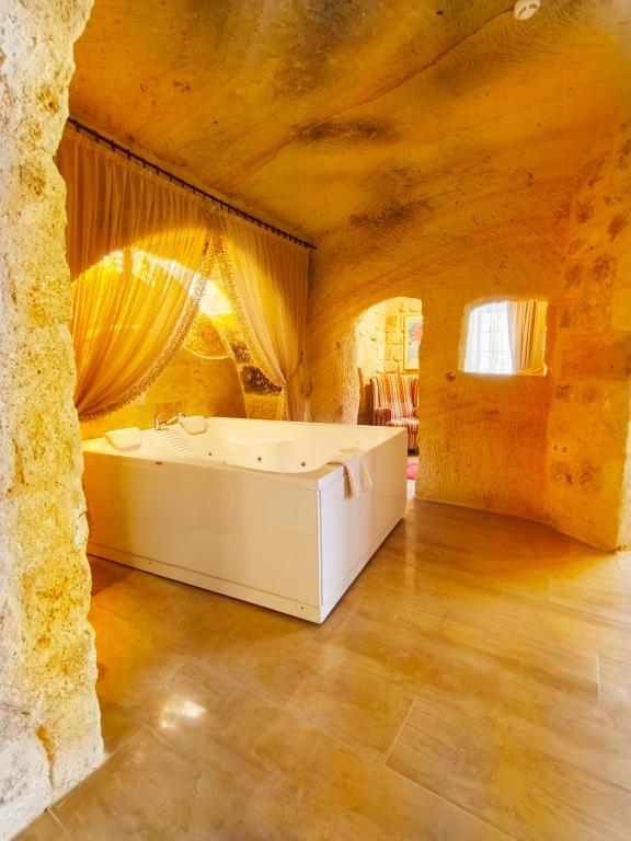 Acropolis Cave Suite — 6
