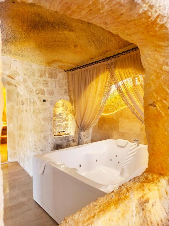 Acropolis Cave Suite — 7