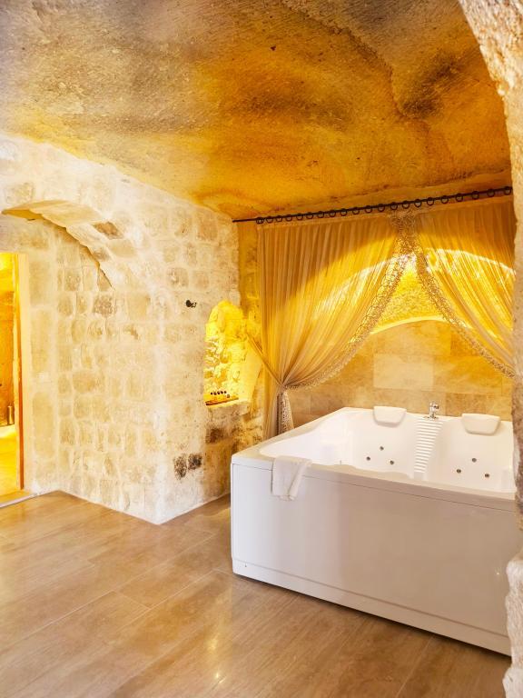 Acropolis Cave Suite — 8