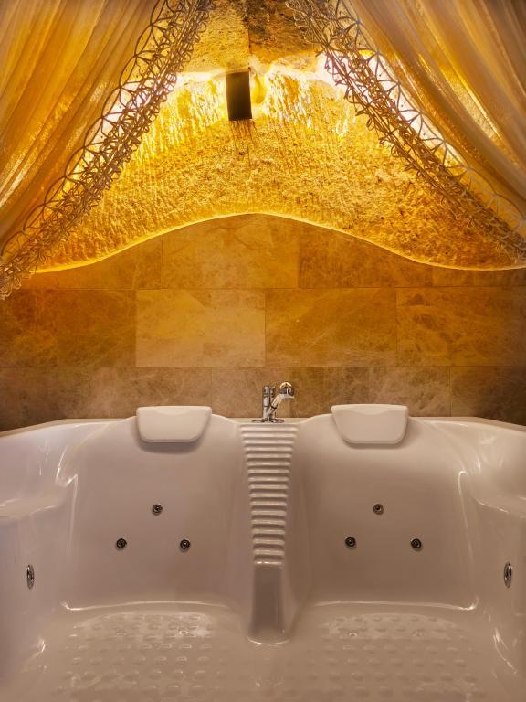 Acropolis Cave Suite — 9