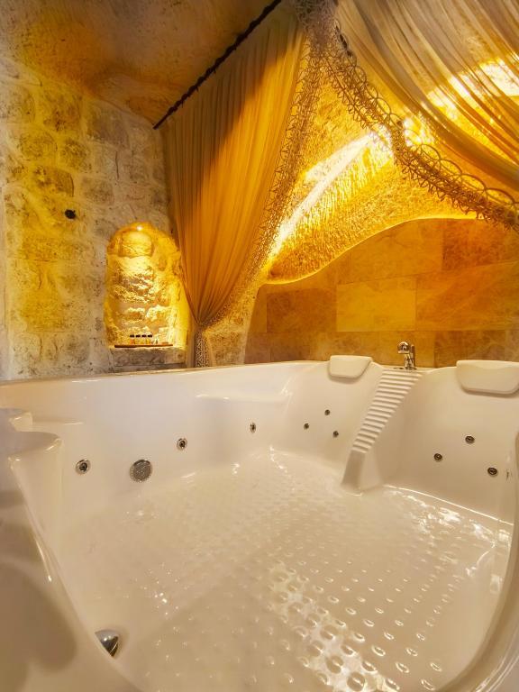 Acropolis Cave Suite — 10