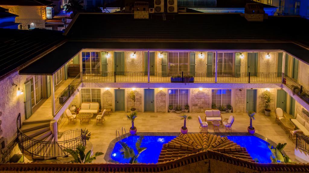 Avlu Alaçatı Butik Otel — 1