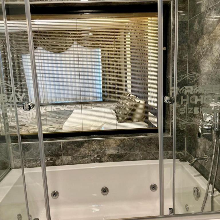 Golden Rose Deluxe Hotel — 8