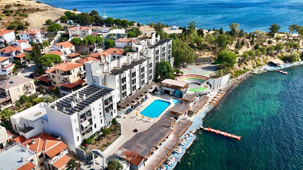 Leon Otel Foça — 1