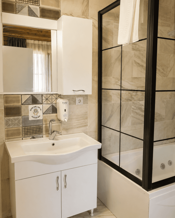 Royal Garden Suite and Hotel — 4