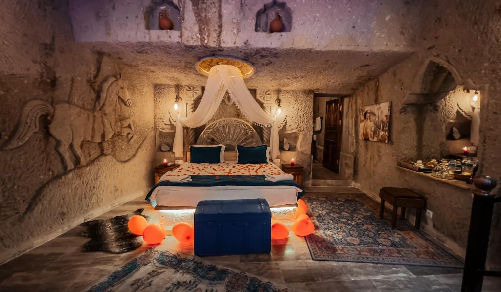 Bayar Cave Suites — 2