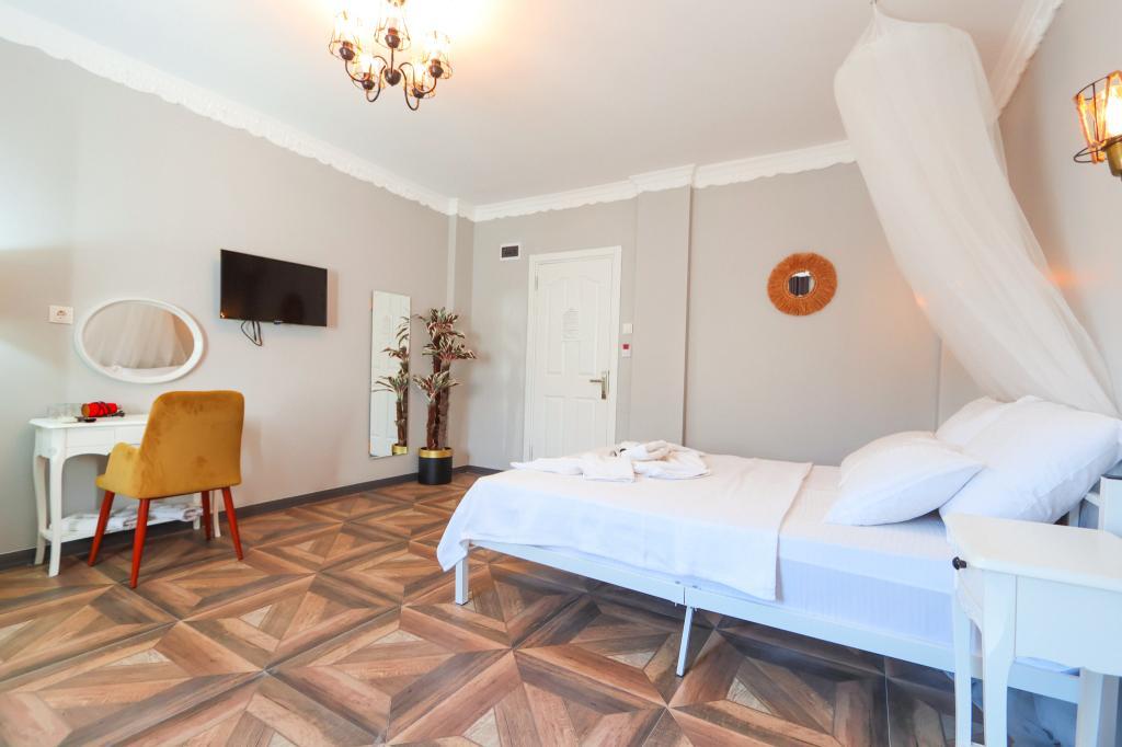 Zeren Alaçatı Butik Otel — 8