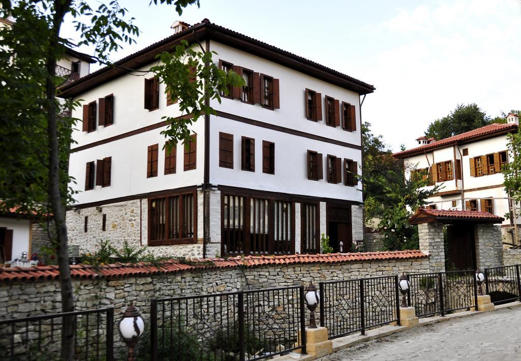 Çamlıca Konak Çarşıevi — 1